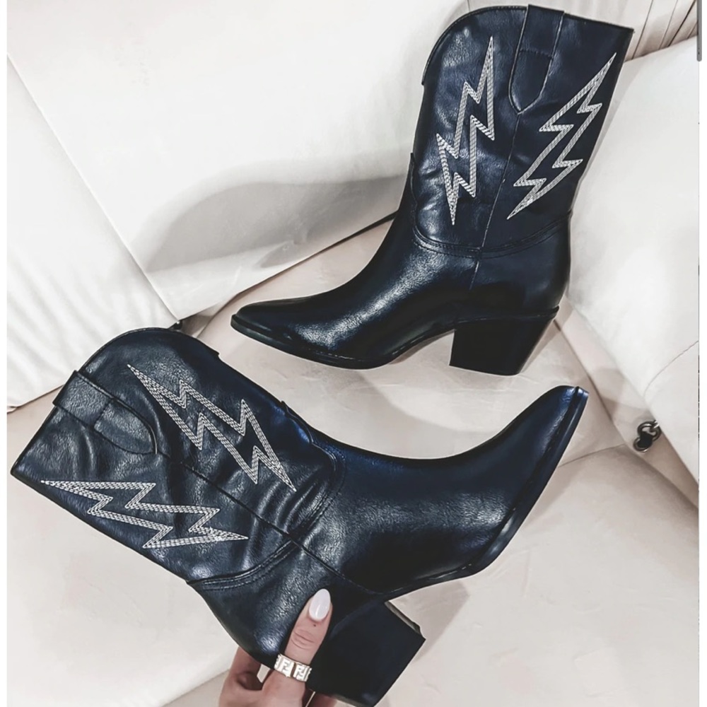 Black Cowboy Boots - white stitching
